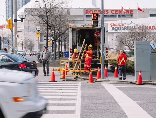 Słupki i barierki drogowe – korzyści i sposoby zastosowania