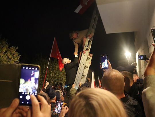 Służby ustaliły dane osoby, która zdjęła ukraińską flagę z urzędu miasta podczas spotkania z Braunem