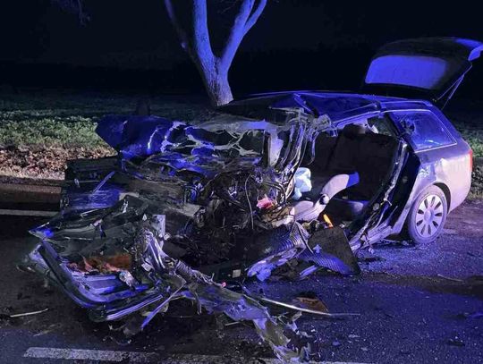 W sobotę (6 grudnia) nad ranem w miejscowości Kolonia Siedliszczki. Kierujący audi zjechał na przeciwległy pas ruchu drogowego i zderzył się z autobusem.