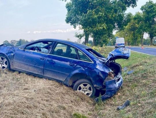 Śmiertelny wypadek. Kierowca wypadł z auta na jezdnię