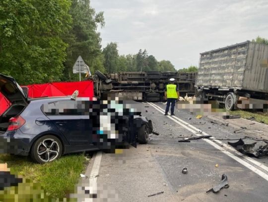 Śmierć na drodze. BMW zderzyło się z ciężarówką. Zginęła kierująca osobówką