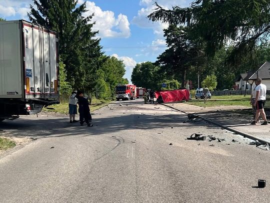 Śmierć na drodze. Audi uderzyło w naczepę ciężarówki