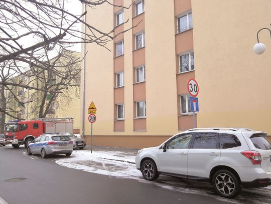 Spał przy zwłokach matki i brata