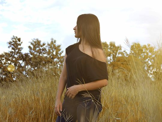 Spodnie khaki w różnych stylizacjach