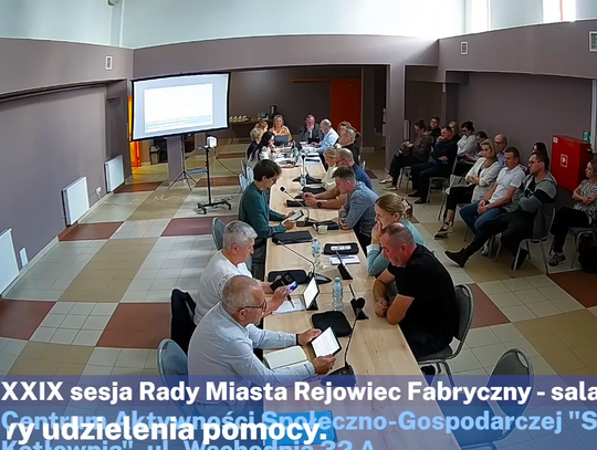 Pobicie dwóch 11-letnich chłopców, do którego doszło w listopadzie 2025 roku w Rejowcu Fabrycznym, przerodziło się w jeden z najgłośniejszych lokalnych konfliktów ostatnich miesięcy. Sprawa, która początkowo dotyczyła zdarzenia z udziałem dzieci, z czasem objęła działalność władz miasta.