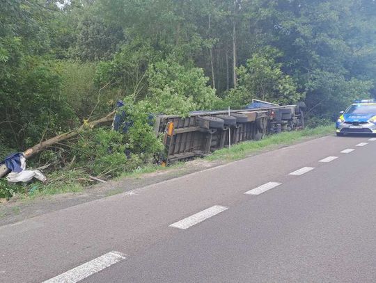 Srebrzyszcze. Tir przewrócił się na drodze krajowej nr 12. Kierowca w szpitalu