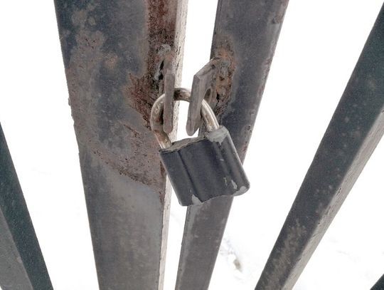 Stadion zamknięty na kłódkę