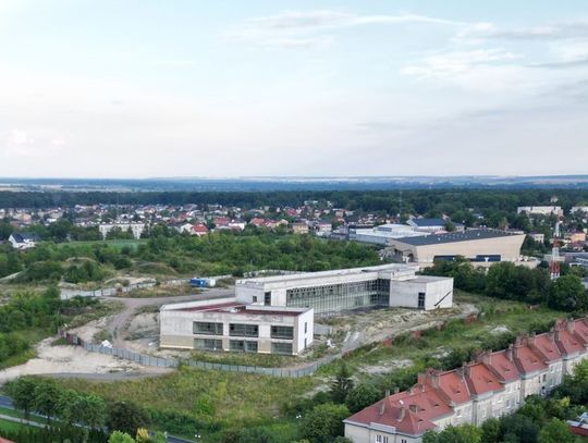 Budowa Instytutu Nauk Medycznych PANS w Chełmie od miesięcy stoi na etapie stanu surowego zamkniętego. Choć z zewnątrz wygląda to na „zamrożenie inwestycji”, uczelnia podkreśla, że formalnie prace nigdy nie zostały wstrzymane.