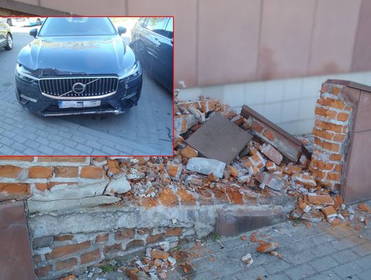 Kierowca staranował swoim Volvo murek przy dworcu w Chełmie