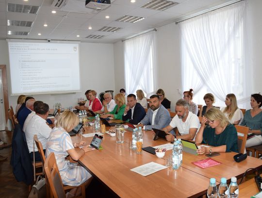 Starosta i zarząd powiatu świętują. Opozycyjni radni odeszli z niesmakiem