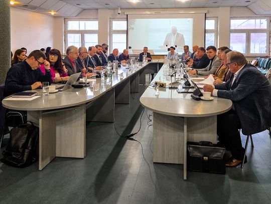 Co mówią liczby o Radzie Miasta Chełm? Starsza i bardziej męska Sala obrad Rady Miasta Chełm. Analiza składu rady pokazuje rosnący średni wiek radnych i spadek udziału kobiet.