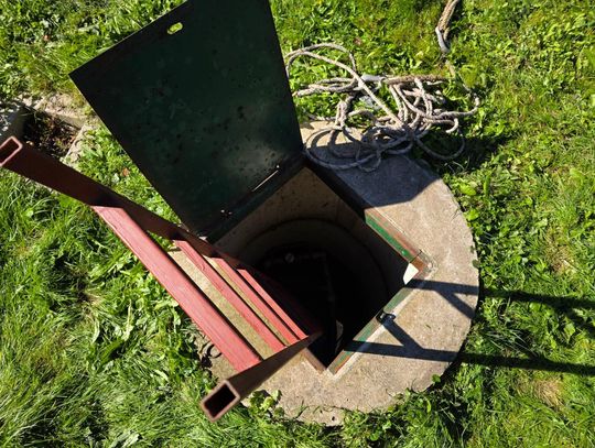 Starszy mężczyzna uwięziony w studni w Michałowie. Na pomoc ruszyli strażacy. Zobaczcie zdjęcia