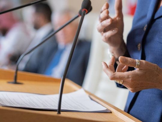 Stawiają Tuska przed wyborem: wójt na wieki albo wczesna emerytura