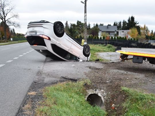 Stracił panowanie nad fordem. Auto dachowało