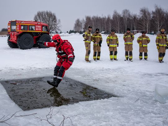 Lód się załamał! Strażacy i WOT ćwiczyli w Żółtańcach [ZDJĘCIA]