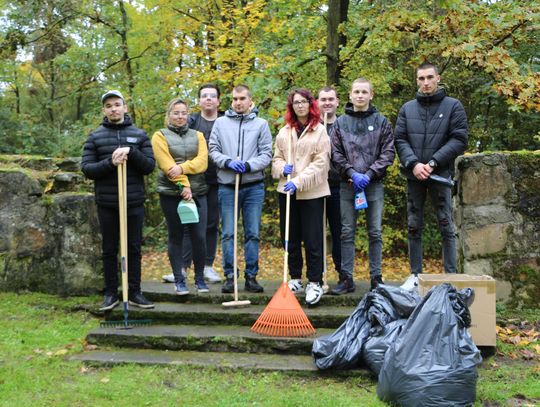 Studenci chełmskiej akademii porządkowali zapomniane mogiły [ZDJĘCIA]