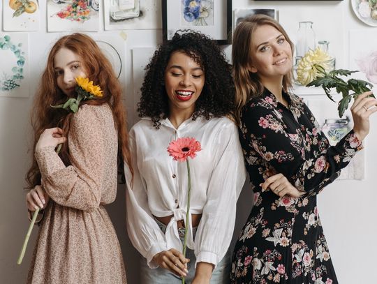 Sukienki damskie w kwiaty - dlaczego są takie modne?