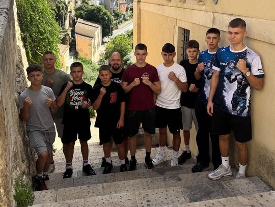 Sycylijskie gradobicie ciosów pięściarzy Bastionu