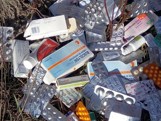 Chełm. Sterta leków wyrzucona na działce za marketem. To skrajna nieodpowiedzialność!