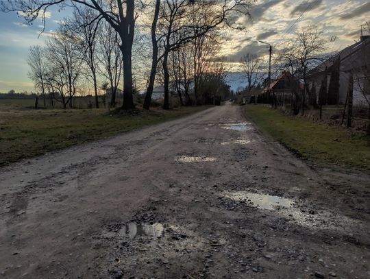 Problemy mieszkańców ul. Gołębiej. "Na równą drogę czekamy od 35 lat"