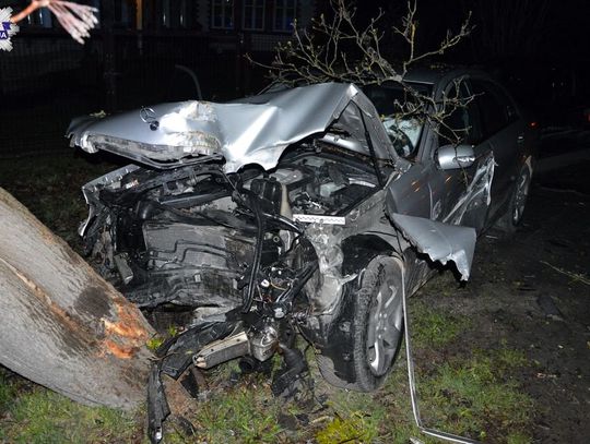 Mercedes uderzył w drzewo. 26-latek zakleszczony w aucie [ZDJĘCIA]