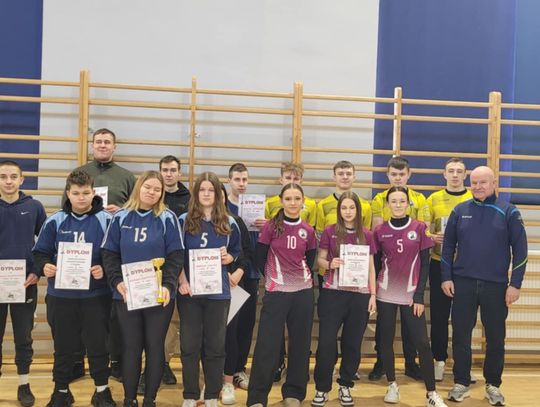 Szkolne zmagania przy stołach