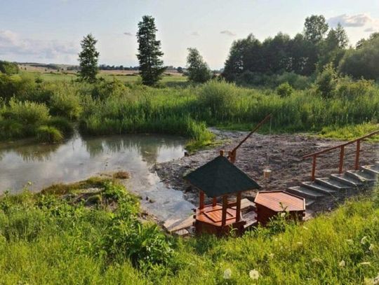 Kładki nad źródłami, ścieżka przyrodnicza, drewniane altany, miejsca ogniskowe, tradycyjny piec chlebowy, oświetlenie hybrydowe i monitoring - to tylko część inwestycji, które mają powstać w ramach projektu „Szlak morsa”. Gmina Wojsławice ogłosiła przetarg na modernizację infrastruktury.