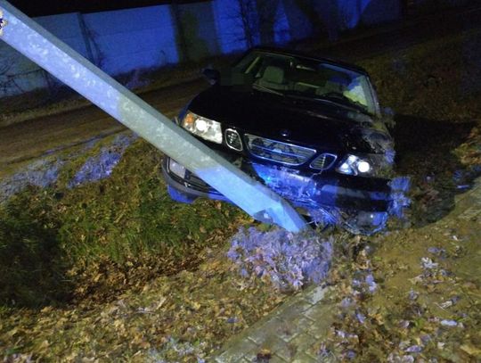 SZOK! 13-latek zabrał kluczyki i pojechał do dziewczyny. Wjechał w słup!