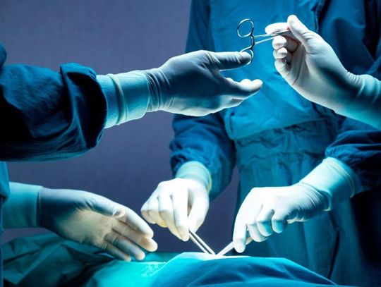 Szpitale przekładają operacje. W kasie NFZ brakuje miliardów złotych