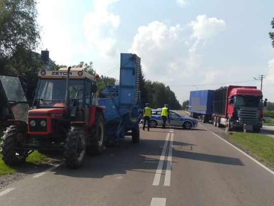 Cięgnik rolniczy na drodze pozcas wypadku