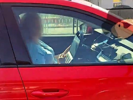 Ta pani ma kłopoty przez jeden film. Nagrali, jak prowadzi samochód [WIDEO]
