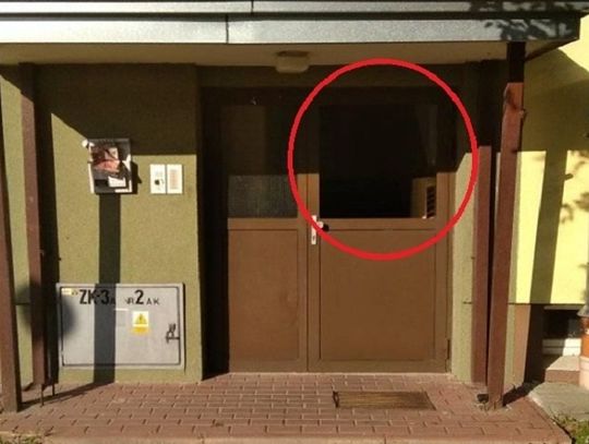 Tak się bawili, że szybę wybili 