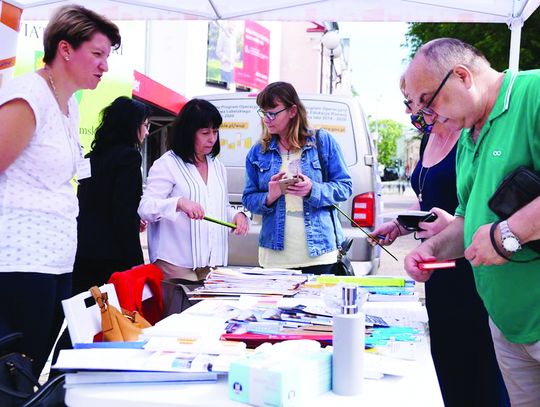 Tarczobus rozwoził czeki