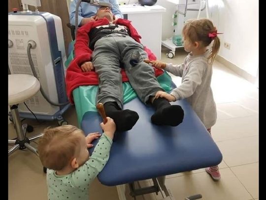 Tato, proszę, otwórz oczy!