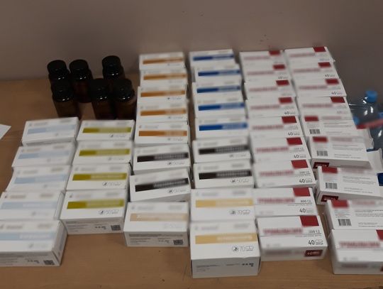 Pasażer autobusu miał ponad 2 tysiące tabletek. Tłumaczył, że to na własne potrzeby