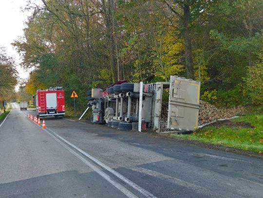 TIR z burakami przewrócił się na pobocze w Borówku