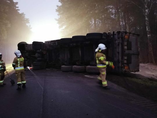 Tir z pelletem przewrócił się na drodze wojewódzkiej w Lucie [ZDJĘCIA]