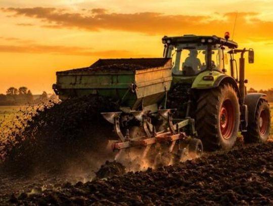 Producenci rolni z naszego regionu mogą skorzystać z bezpłatnego programu odbioru ustabilizowanych komunalnych osadów ściekowych. Materiał, powstający w Gminnej Oczyszczalni Ścieków w Busównie-Kolonii, może poprawić żyzność gleby i ograniczyć wydatki na nawożenie.