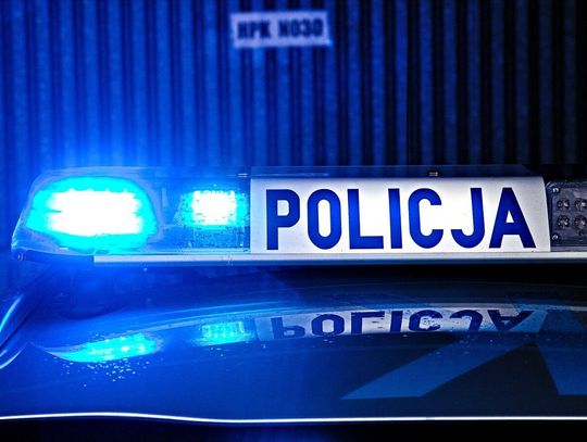 Chora na cukrzycę dziewczynka zasłabła i leżała na ławce. Policjanci odnaleźli ją na czas