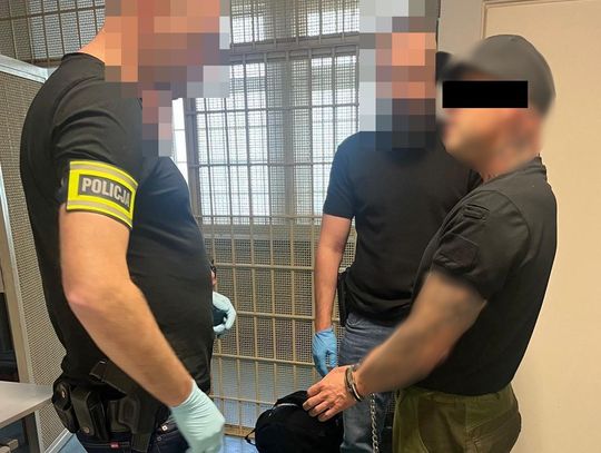 Kryminalni zatrzymali małżeństwo, które zrabowało pół miliona złotych. 39-latek z lotniska trafił do aresztu