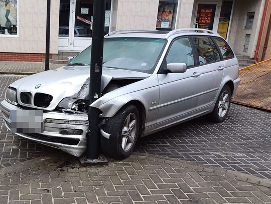 "Pożyczone" bmw wbite w latarnię. Kierująca uciekła, ale potem trafiła do więzienia