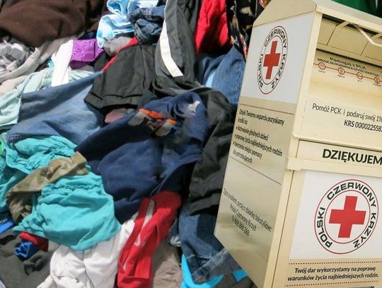 Tracą już cierpliwość. Miasta każą zabrać kontenery PCK z ulic