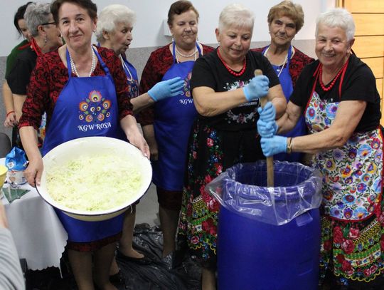 Tradycyjne kiszenie kapusty w Strachosławiu. Przygotowano sto kilogramów przysmaku [ZDJĘCIA]