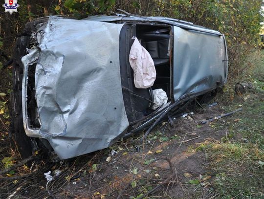 Tragedia na drodze. Dachowanie osobówki. Nie żyje jeden z pasażerów