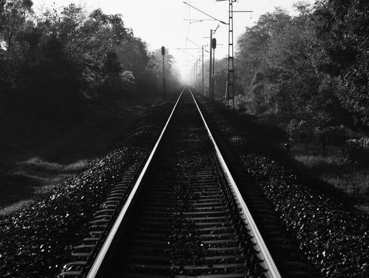 Tragedia na torach między Zawadówką a Rejowcem. Nie żyje kobieta potrącona przez pociąg