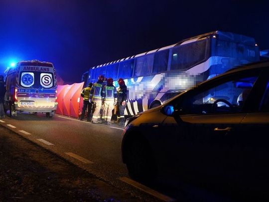 Tragedia podczas zmiany koła. Kierowcę przygniótł autokar. Nie przeżył...