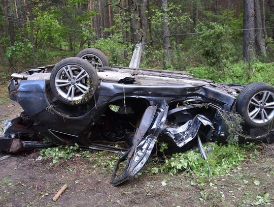 Tragedia na drodze. Łoś wbiegł pod auto – nie żyją dwie osoby [ZDJĘCIA]