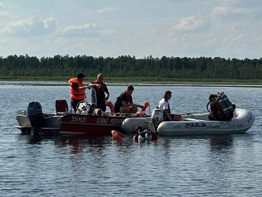 Tragiczny finał poszukiwań. Płetwonurkowie znaleźli w jeziorze Łukie ciało zaginionego mężczyzny [ZDJĘCIA]