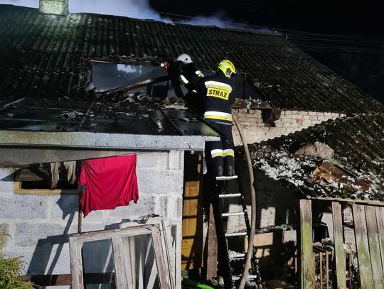 Tragiczny pożar. Na pomoc ruszył sąsiad. Niestety, mimo ratunku, jedna osoba nie przeżyła