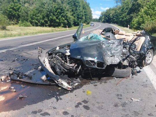 BMW wbiło się w ciężarówkę. Kierowca zginął na miejscu